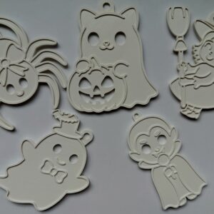 Viis erinevat värvitavat Halloweeni ripatsit (ämblik, kassikõrvadega kummitus, nõid luuaga, lipsuga kummitus, vampiir) valgel taustal – 3D-prinditud DIY toorikud peotegevuseks