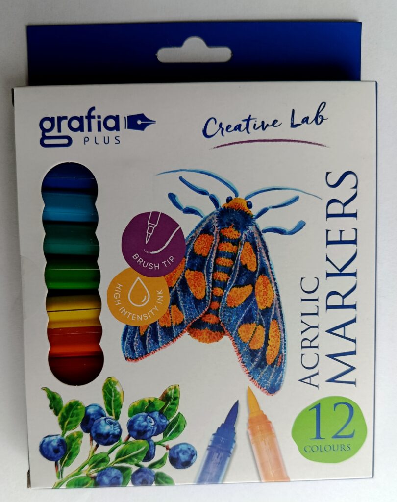 Grafia Plus Creative Lab 12-osalise akrüülmarkerite komplekti pakendi esikülg. Karbil on sinise ja oranžiga ööliblika illustratsioon ning märgised pintselotsa ja kõrge intensiivsusega tindi kohta.