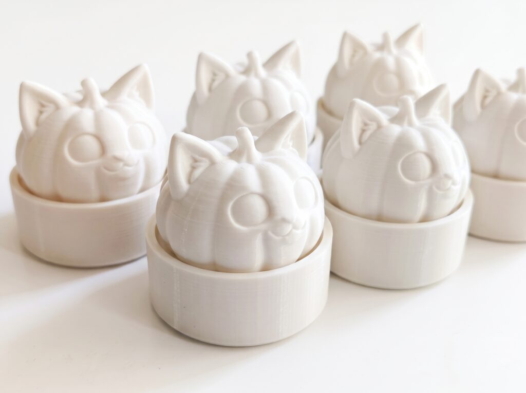 Valge 3D-prinditud DIY Kõrvits-kass klikkeri komplekt ise värvimiseks ja kokkupanekuks.